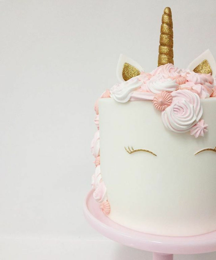 vacker vit unicornkaka - idé för unicorn pajer