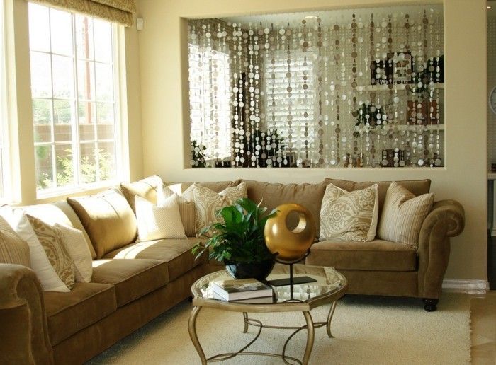 vacker-wohnideen-beige-soffa-och små dekorativa glas bord
