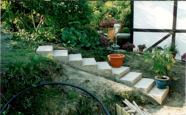 bahçe-bahçe-merdiven-kendi kendini inşa-birçok yeşil bitkiler
