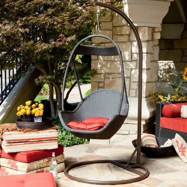 vackra hängande stol-med-kuddar-för-the-garden