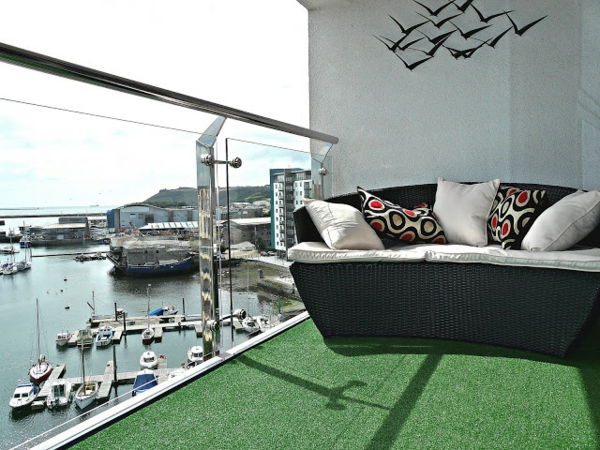 lep balkon-z-umetno travo kavč