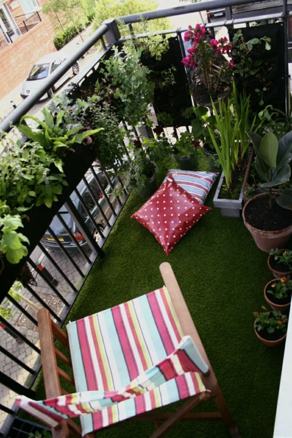 lepo umetno travo-by--balkon, veliko rastlin