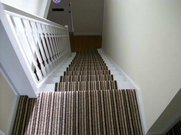 belo tapete em escadas-Brown