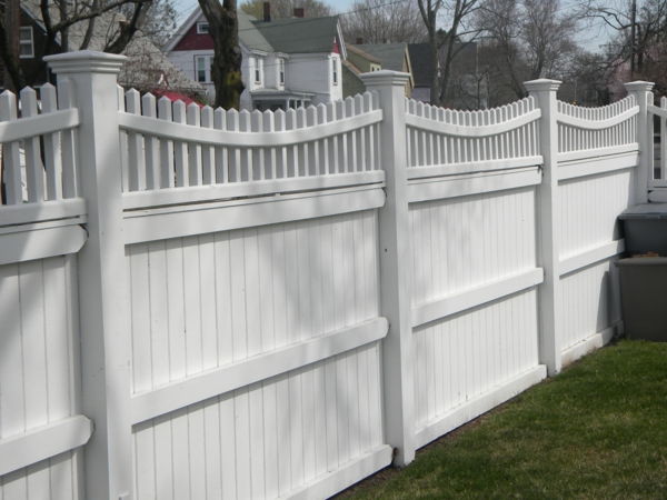 Ağaç-in-beyaz renkli-bahçe tasarımı yapılmış güzel çit