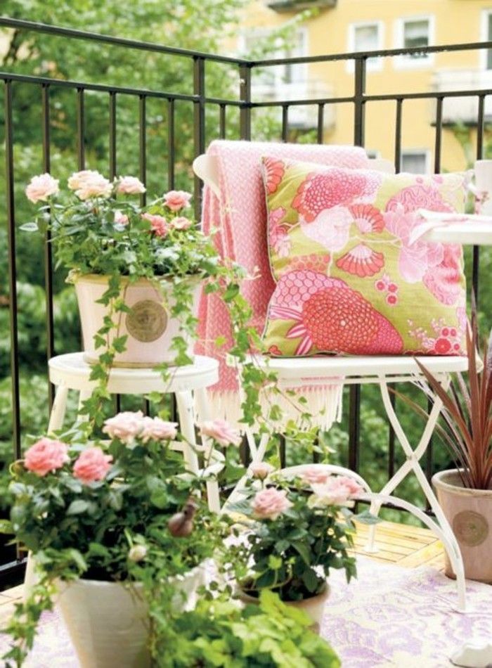 vakker-hage-balkong-med-roser