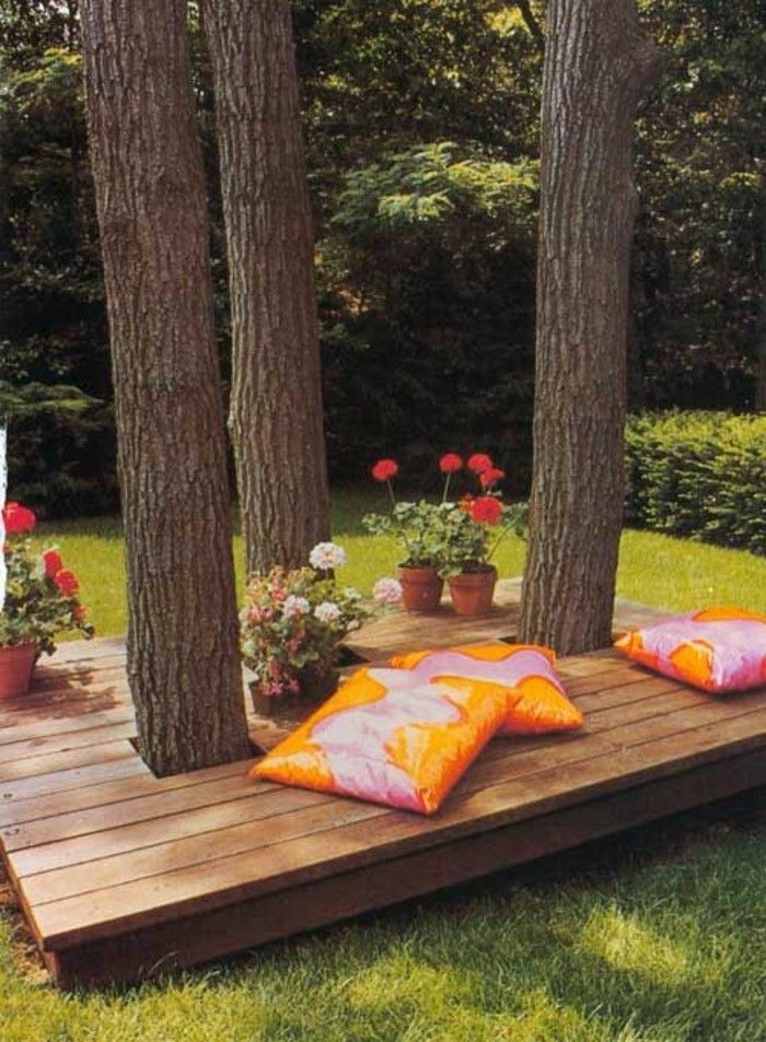 vacker-garden-med-trä bänk