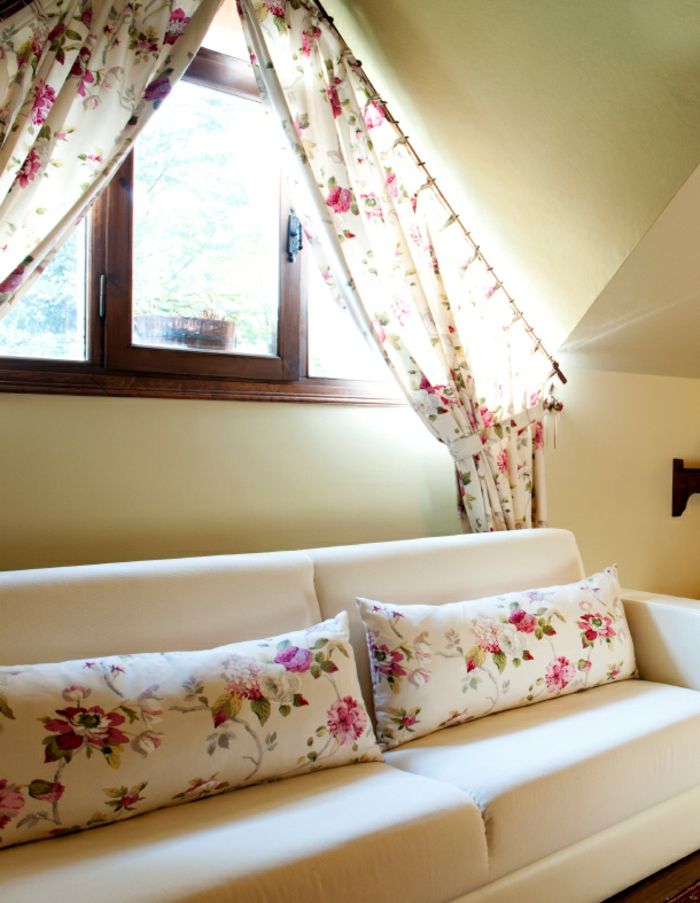 nice-cortina-de-telhado inclinado-sofá-com-travesseiro-flor-impressões
