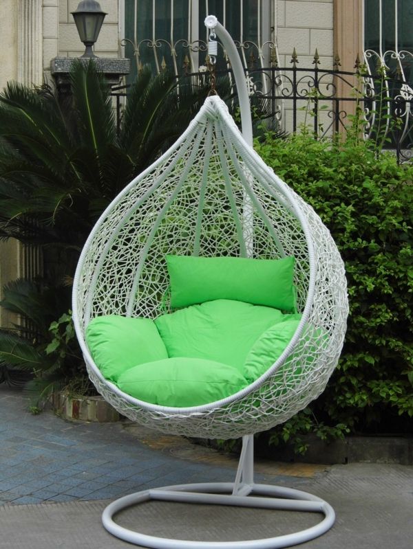 vackra vita hängande stol-med-grön-kudde