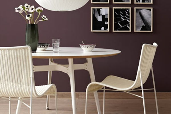 lepa-stanovanje-barva-za-steno-temno-vijolično-belo-pohištvo-vazo z belimi cvetovi