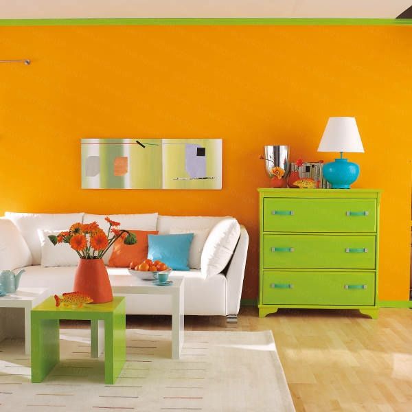 vakker-stue-farge-stue-med-orange-vegg-og-grønt-kabinett -lustig