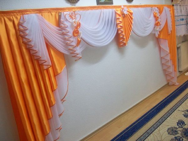 vacker-levande gardiner-orangefärg - kreativt utseende