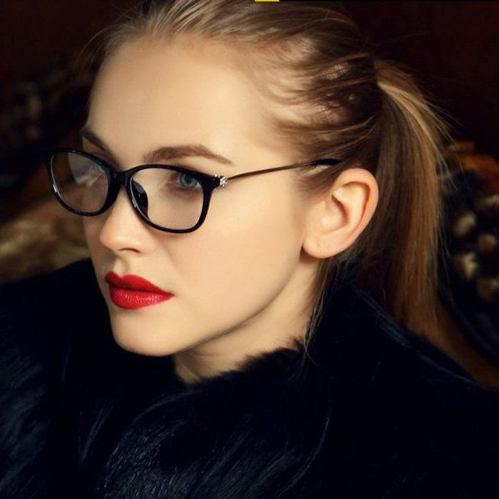 vacker modell glasögon-utan-recept-for-kvinnor