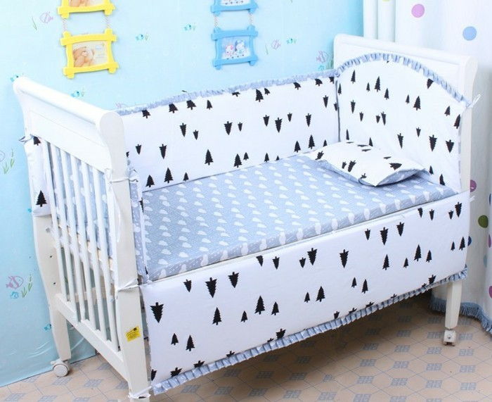 lepa-otroška postelja-belo-modro-stene-v-malega babyroom