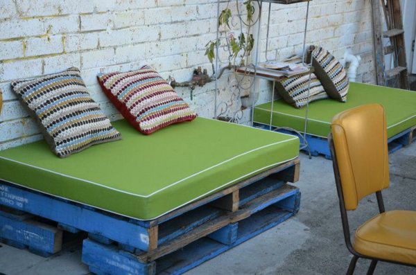 graži dizaino sofa iš paletės - spalvingos mesti pagalvės
