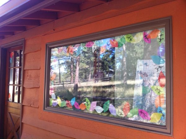 trevligt fönster-med-dekoration-barnklubb-skapad av dig själv