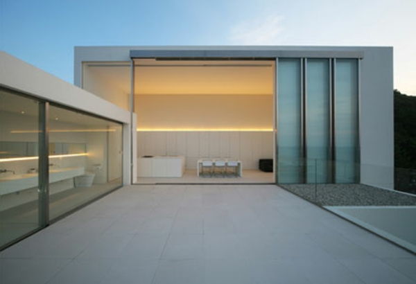 gražus namas minimalizmas architektūra įdomus apšvietimas