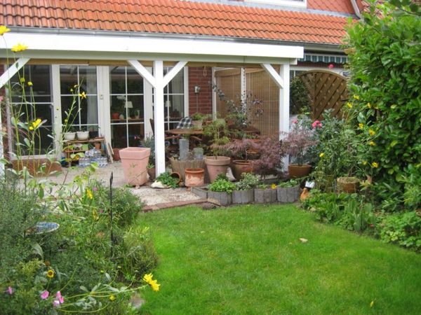 bela casa-alpendre-auto-construir grama verde no quintal
