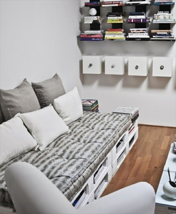 graži sofa-paletė-balta spalva - gražios lentynos su knygomis