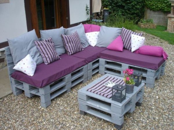 krásna pohovka so sivým dizajnom - veľa hodí vankúš v fialovej a ružovej farbe