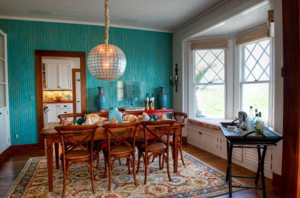 Krásna obytná s-tyrkysovej farby múru a drevený nábytok Farebné carpet-