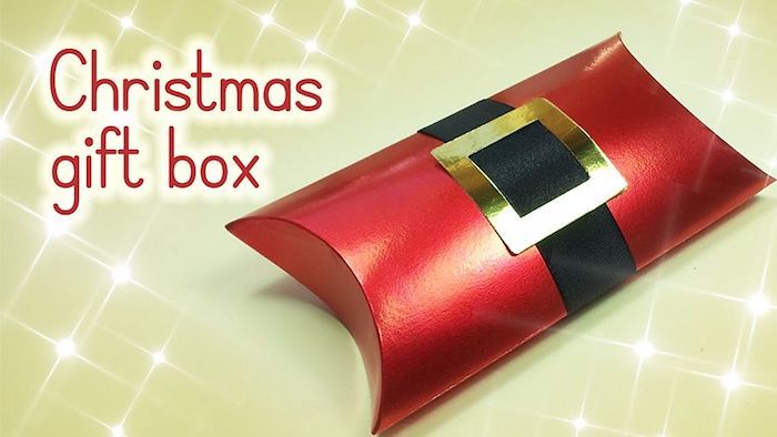 en liten låda i rött för små gåvor till jul