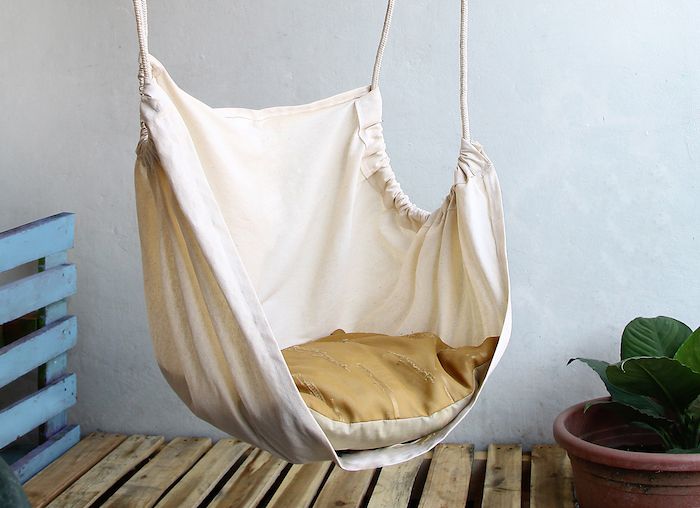 Vytvorte si swing sami - vyrobené z béžovej plátno a retiazky s hnedým vankúšom pre pohodlie