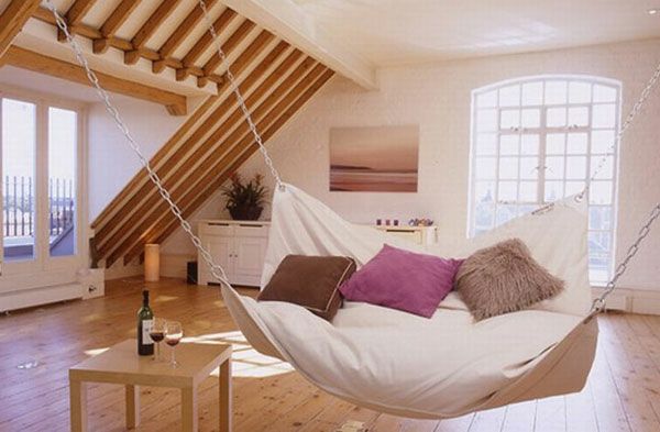 hängande gunga med kasta kudde för en modern penthouse design