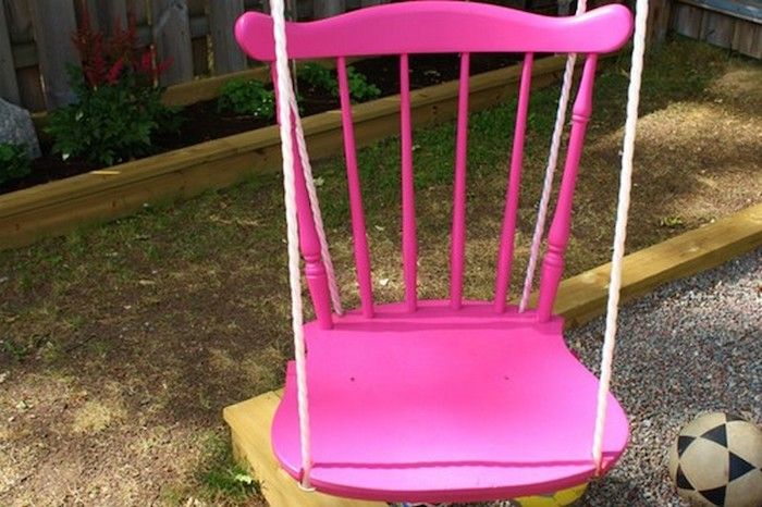 Staré stoličky z materskej školy môžu byť recyklované a použité ako výkyvný rám
