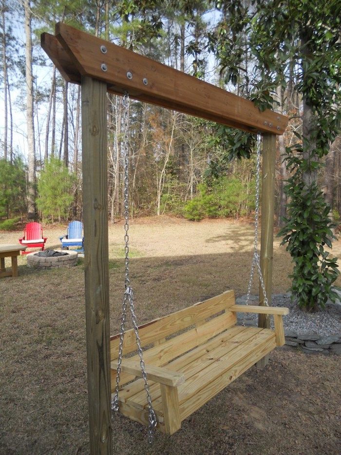 Swing rám z trámov - lavice s dvoma reťazami v lese