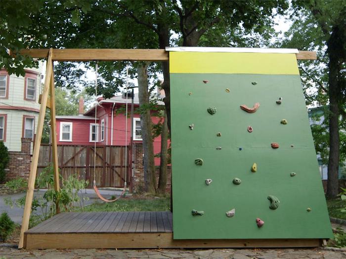 Detská hojdačka v záhrade s lezeckou stenou - všetko, čo dieťa musí hrať