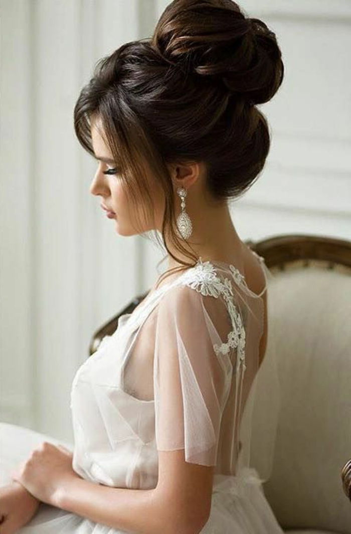 mireasa eleganta in ziua nuntii cu rochie de tul alb, bun cu mult volum, ponei liber care se incadreaza