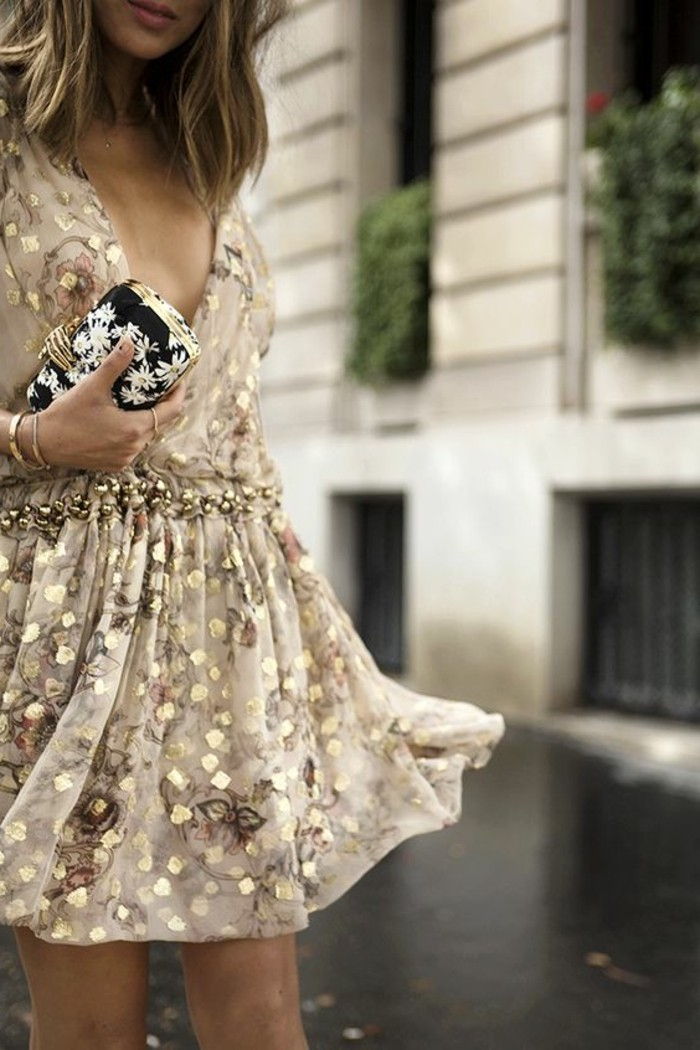 Chic-suknelė-smėlio spalvos suknelė-su-aukso-Glitter-mažas-krepšys-su-balta-gėlių-priedai