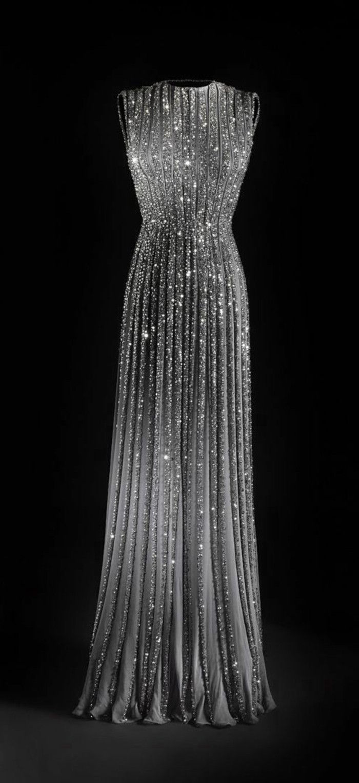 elegantiškos suknelės Ilgas pilkos spalvos vakarinė suknelė-su-daug-kristalas-juoda-fone