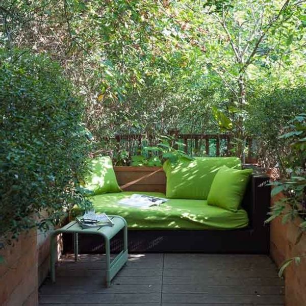 chic-zeleno-model v-elegantni-mali vrt z sofa-