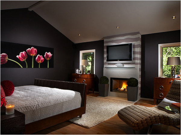 Chic-romantiškas miegamasis dizainas-su-tamsiai sienos-ir-a-prabangus-židinys