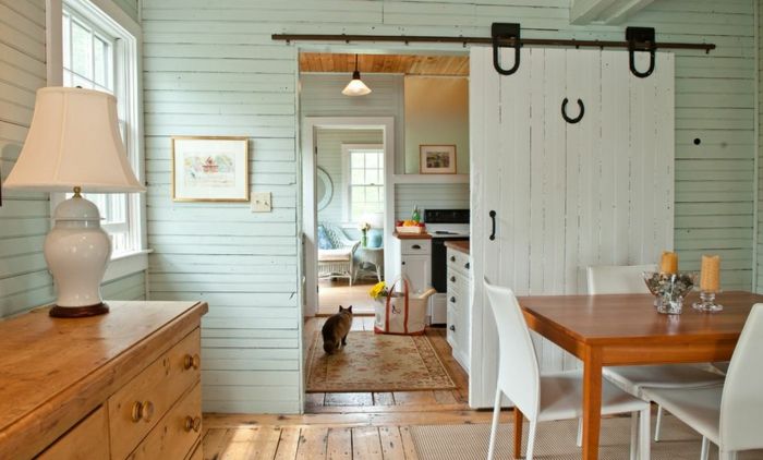 posuvné dvere, kuchynská linka-wood-jedálenský stôl, drevo-biele stoličky drevená podlaha, drevená hrudnej steny dreva vzor koberec-cat