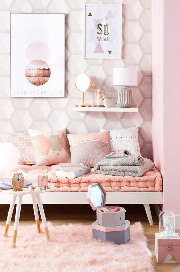 slaapkamer-decoreren wallpaper roze loper-lamp