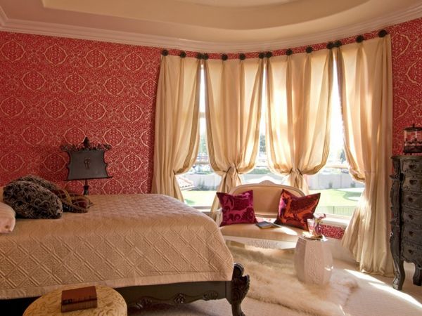 soverom-dekorasjon-gjennomsiktig-gardiner-høy seng og mykt teppe i hvitt