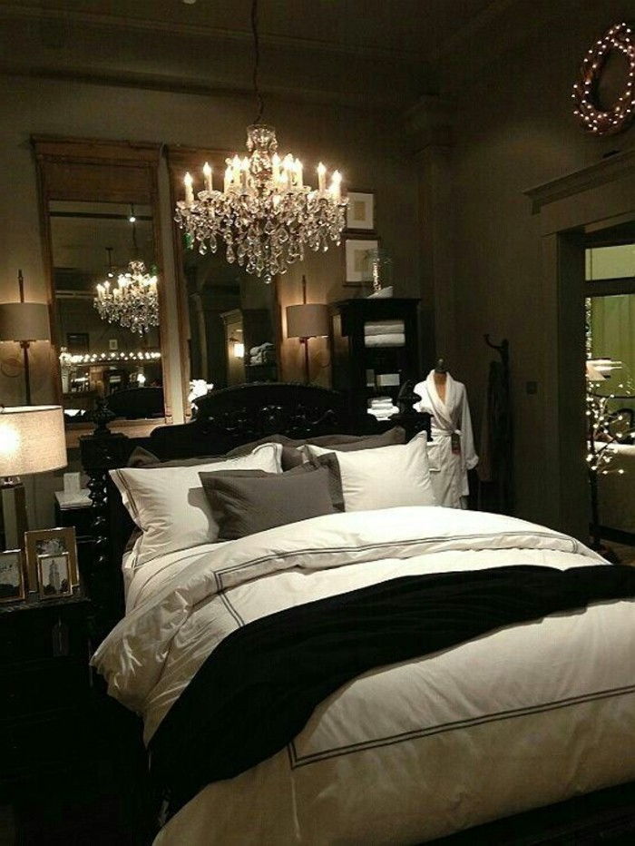 slaapkamer-decoreren-black-bed-kroonluchter-off crystal