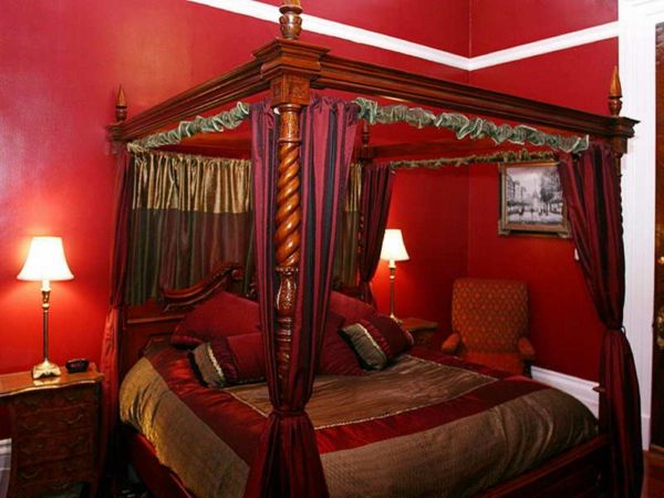 Soverommet-design-fantastisk-seng-med-rød gardin
