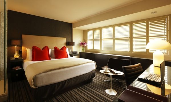 miegamasis-dizainas-CHIC žaliuzės ir lovų su-dviejų-raudona-Throw