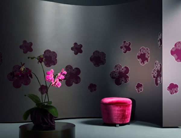 Rosy cvetje in črna primarna barva za oblikovanje sten v spalnici