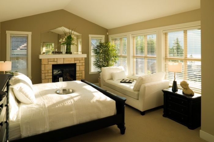 yatak odası-set-beyaz yatak-birçok pencere
