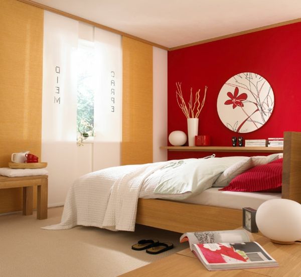 dormitor-culoarea-roșu-perete-alb pat