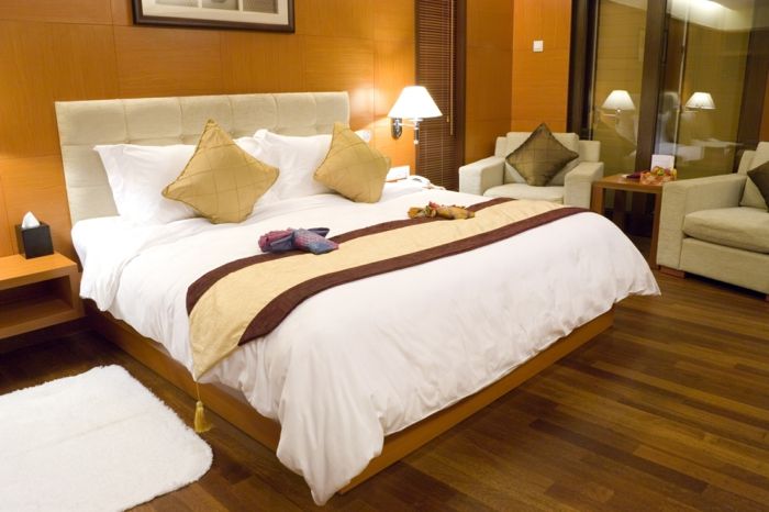 baltas modelis - graži lova ir auksinės pagalvės