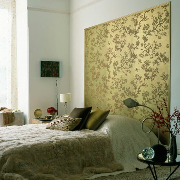 zlatý panel s maliarskymi šatami na stene v spálni