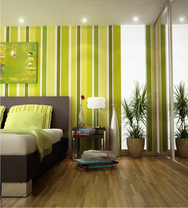 zelené hodiť vankúše a zelené línie na stenách v spálni