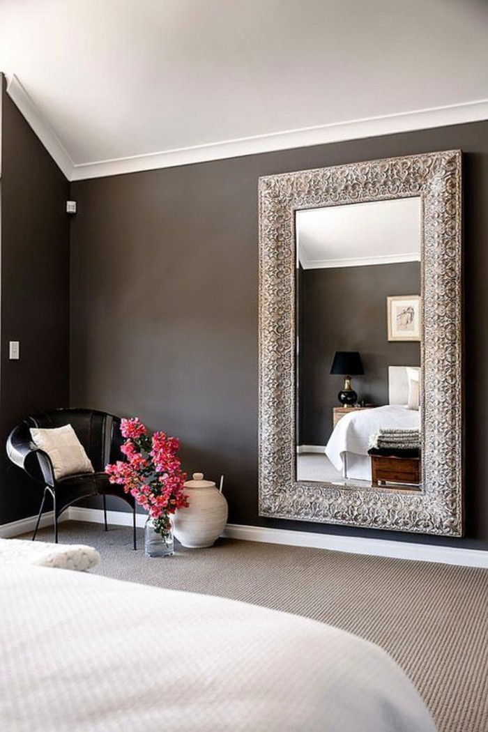 slaapkamer-ideas-roze-bloemen-black-chair-mirror-met-zilveren frame