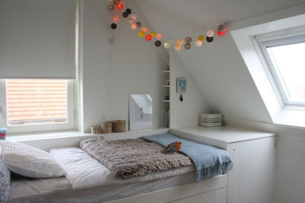 yatak üzerinde yatak odası-içinde-tavan-İskandinav-yatak-asılı ışıklar