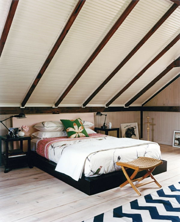 soverom-med-taket skrånende hvitt og brunt-kombinere